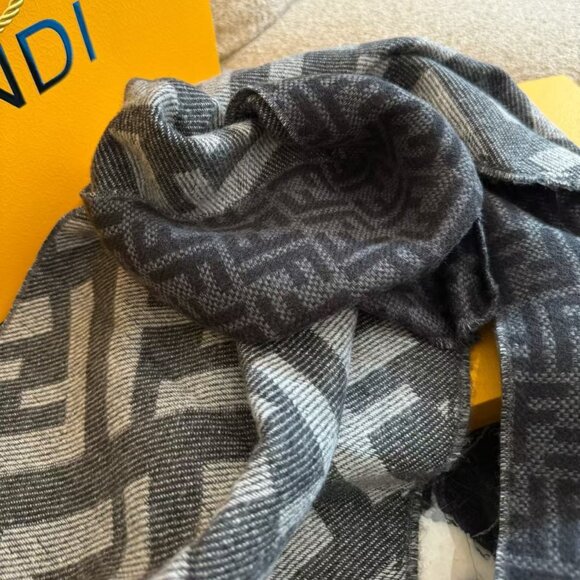 Fendi Gray Men's Scarf - Picture 3 of 4